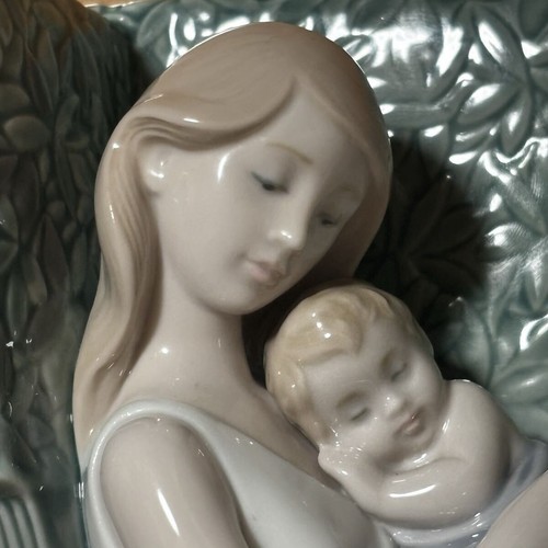 Lladro 8436 tender caress - 8436, a