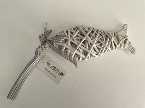 White wicker hanging fish - bn,