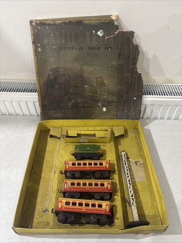 Clockwork train set battle - train,