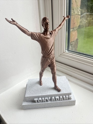 Tony adams statue arsenal s - adams,