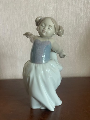 Nao lladro porcelain - by,