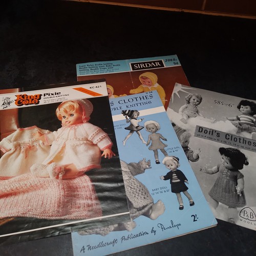 Vintage doll knitting - x,
