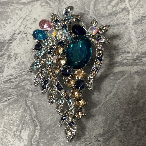 Elegant sparkling brooch for - sparkling,