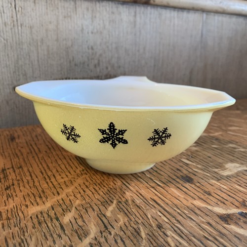 Vintage pyrex yellow and - yellow, black