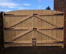 WOODEN DRIVEWAY GATES!HEAVY DUTY SOLID GATES! 5FT HIGHEST POINT