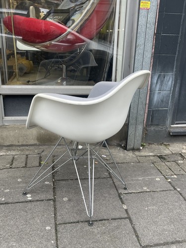 Charles eames vitra chair - vitra,