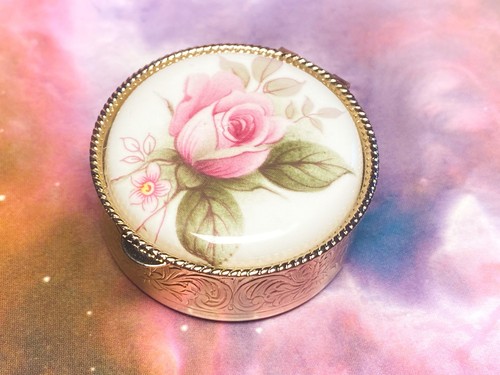 Round white pink and silver - white,