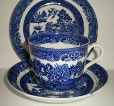 *ANTIQUE BLUE AND WHITE WILLOW PATTERN TEA SET TRIO (A)[82]
