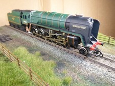 Hornby 00 Gauge BR Class 9F  2-10-0 Steam Loco/Tender 92220  BR Lined Green