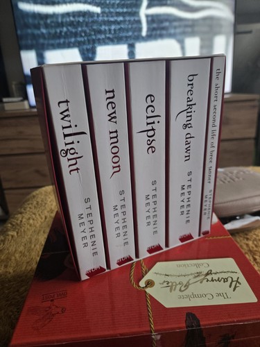 The twilight saga paperback - saga.,
