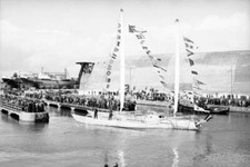 The French sailor Eric TABARLYs new trimaran launched water Pe- 1968 Old Photo