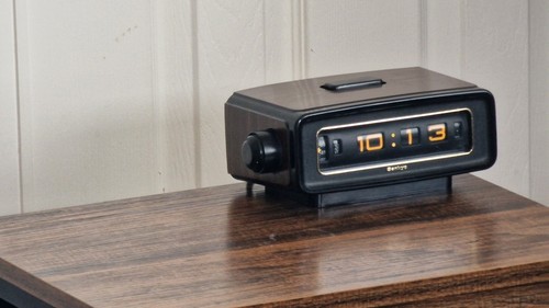 Sankyo electronic flip clock - clock, /