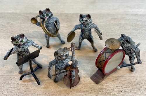 Vienna bronze cats chapel - cats,