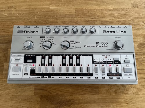 Roland 303 bass - tb-303, line