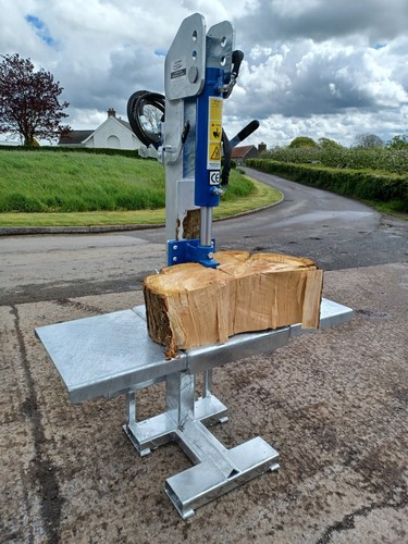 Tractor mounted hydraulic log