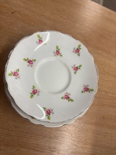 Six tea saucers royal - six,