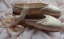Pointe Shoes Pink Satin Classical Ballet Pointe Shoes with Ballet Ribbon Ties