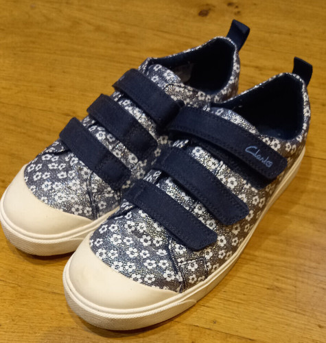 Used clarks doodles shoes size - used,