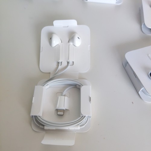 Apple earpods ear - apple, in