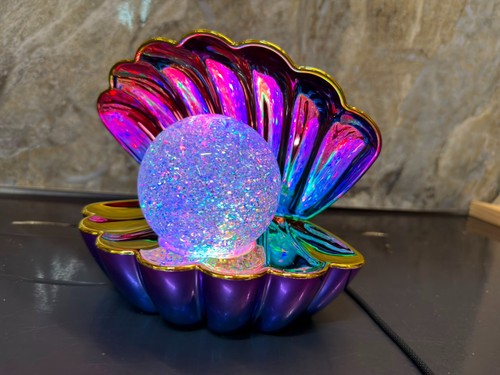 Iridescent clam shell pearl - iridescent,