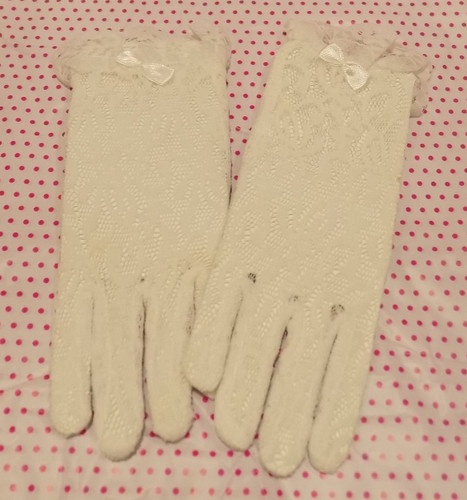 White lace gloves for