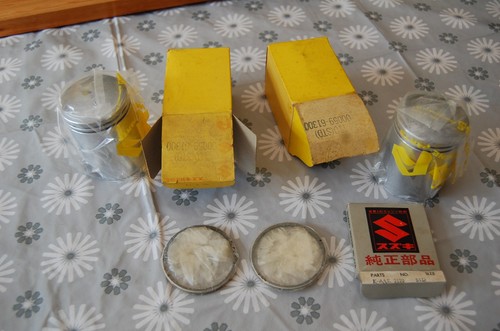 Suzuki t10 piston and rings - piston,