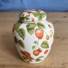 The Leonardo Collection Small Ginger Vase Strawberry Pattern. Porcelain. 10.5cm
