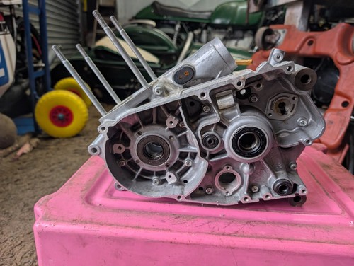 Suzuki gp100 engine crankcase - suzuki,