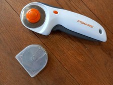 Fiskars Ergonomic Rotary Cutter & spare blades . 45 mm. Sewing Quilting Crafts