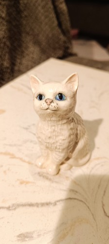 Beswick cat figurines white - cat,