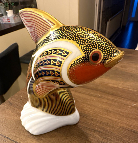 Royal crown derby guppy fish - crown,