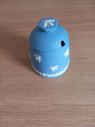 Wedgewood blue jasperware bee - blue,