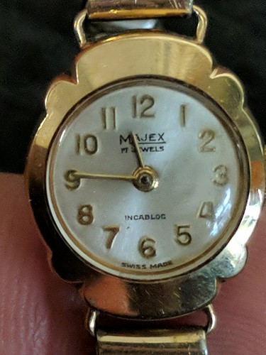 Majex 9ct gold case watch - 9ct,