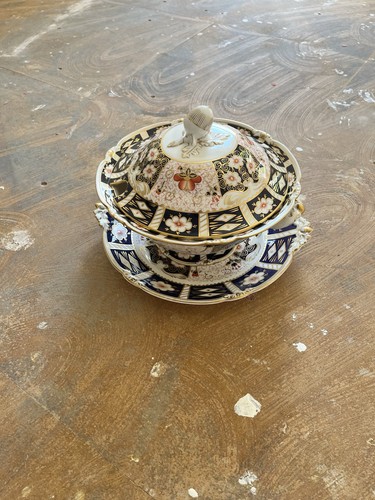 Royal crown derby 2451 - royal, nut