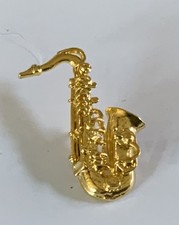 Vintage Gold Tone Saxophone Metal Brooch / Badge. For Music Lovers. U7 33
