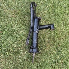 VINTAGE CAST IRON GARDEN HAND WATER PUMP