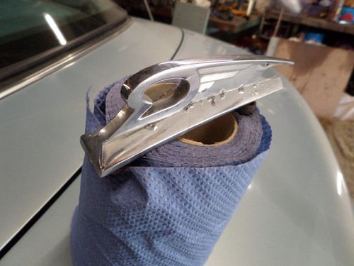Daimler 250 bonnet badge - v8,