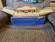 Hornby Dublo Di Through Metal Station and Platform Boxed