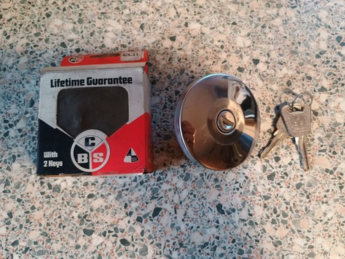 New locking fuel cap - new, fits
