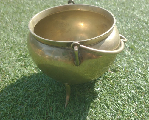 Mini cauldron tripod legs - on,