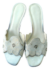 Donald J Pliner Sandals Sz 8.5 Slides Kitten Heel Open Toe White Silver Flowers