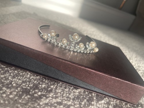 Rhinestone and pearl - rhinestone,