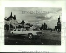 1989 Press Photo Lincoln Stretch Limousine leads Moscow's new May Day Parade