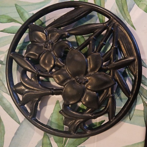 Round cast iron black - black, trivet