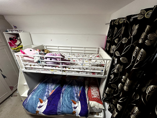 Triple bunk bed with