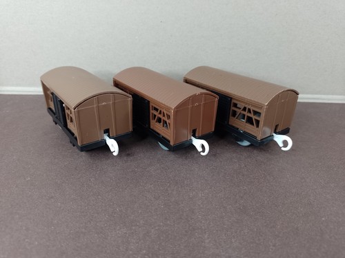 Three cattle wagons tomy - cattle,