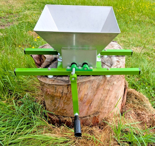 Manual fruit crusher scratter - crusher,