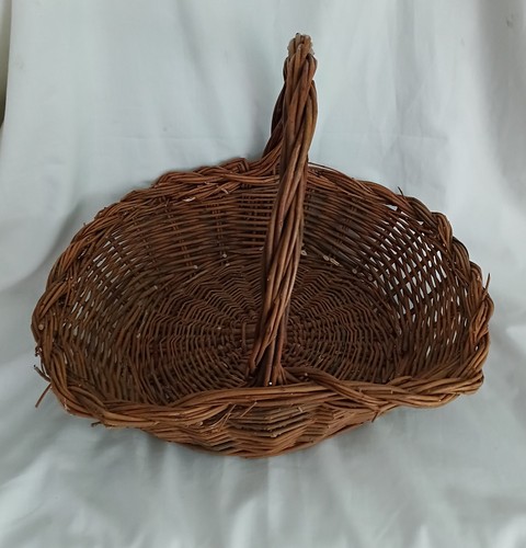 Vintage wicker fruit - , picking