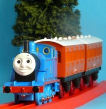 HORNBY THOMAS THE TANK ENGINE, ANNIE AND CLARABEL BATTERY POWERED & PULL ALONG