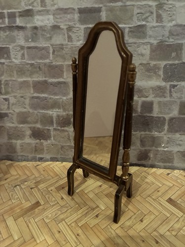 Dolls house scale - dolls, 1/12